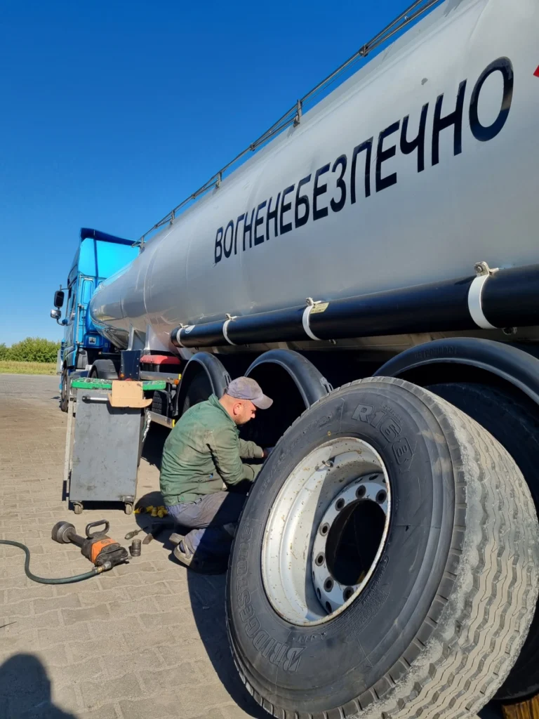 Заміна колеса в напівпричепі