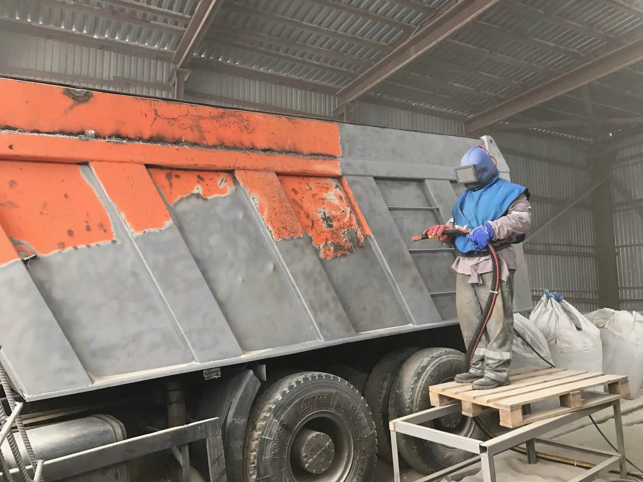 Детальніше про статтю Піскоструминна обробка рами причепа та напівпричепа