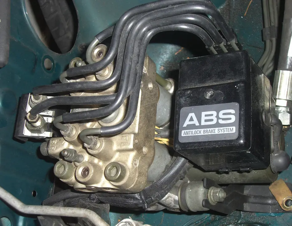 Детальніше про статтю Діагностика та заміна датчика ABS у вантажному автомобілі