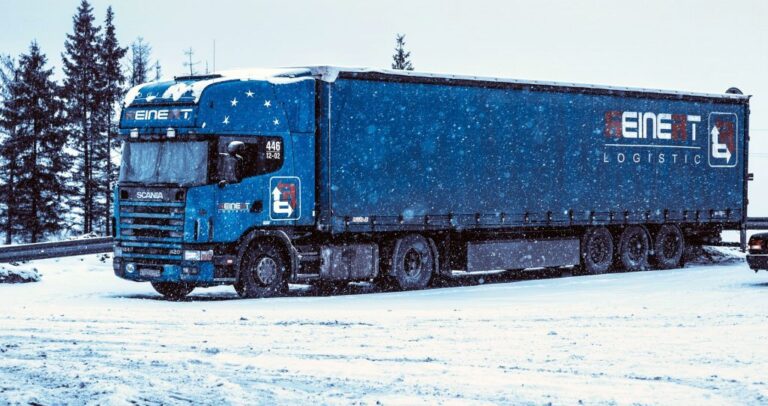 Вантажівки на снігу: як підготувати транспорт до зимового сезону