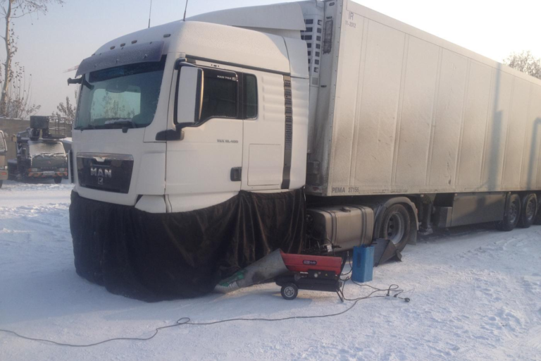 Майстер-клас з водіння вантажівки в зимових умовах: поради та техніки