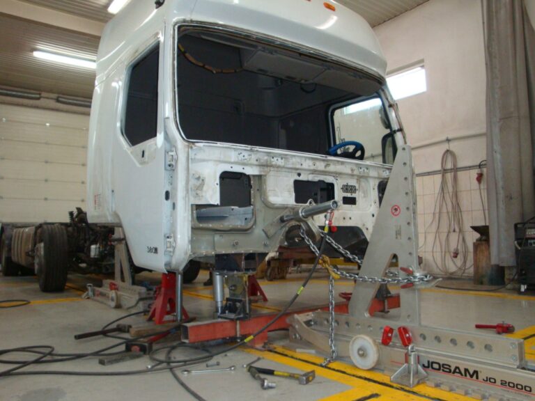 Рихтування вантажних автомобілів